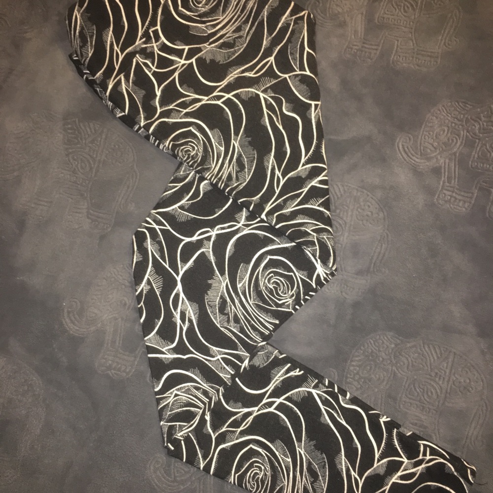 EUC LLR OS black rose Leggings